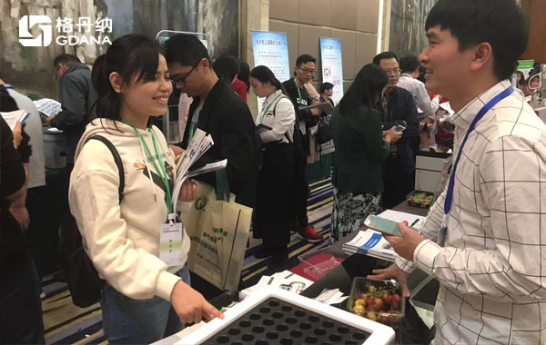 格丹納工程師現(xiàn)場(chǎng)與用戶、專業(yè)人士進(jìn)行交流