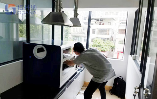 工程師進(jìn)行新機(jī)安裝調(diào)試現(xiàn)場