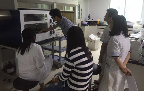 工程師進行軟件安裝與儀器運行調(diào)試