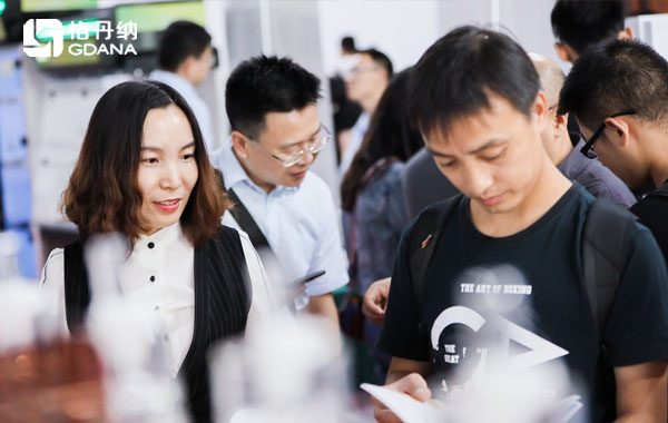 現(xiàn)場老師、專業(yè)人士與格丹納工程師一對一交流