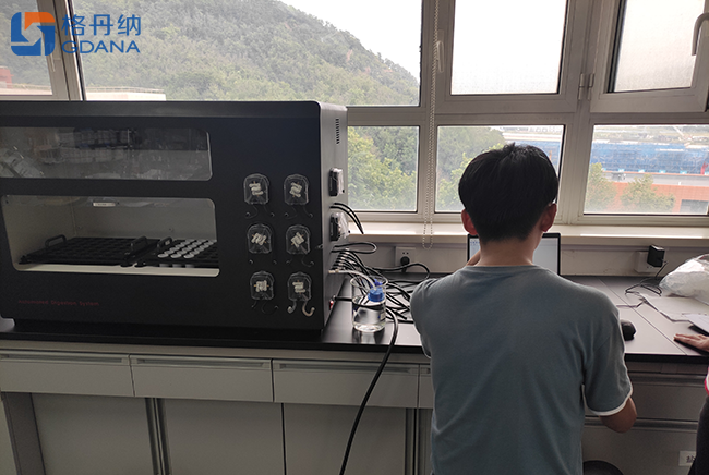 工程師對全自動石墨消解儀進行現(xiàn)場安裝