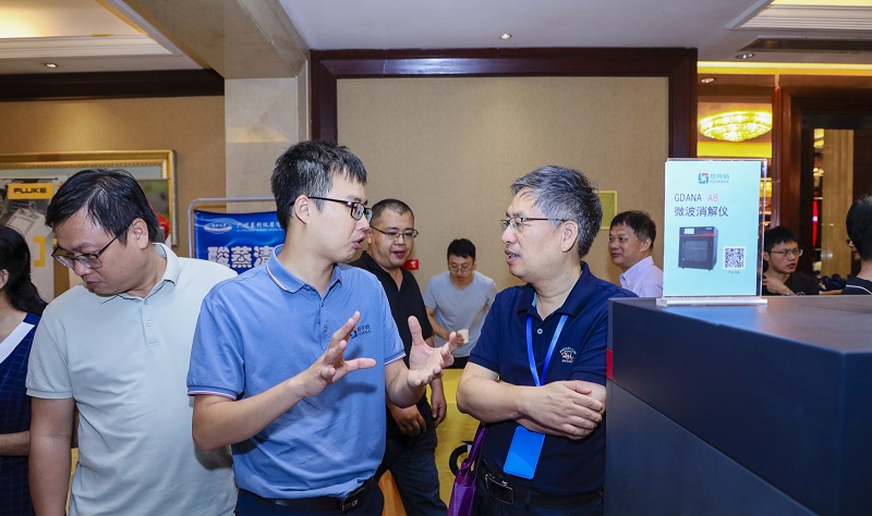 格丹納業(yè)務(wù)經(jīng)理與參會(huì)人員互相交流儀器經(jīng)驗(yàn) 格丹納業(yè)務(wù)經(jīng)理與參會(huì)人員互相交流儀器經(jīng)驗(yàn)