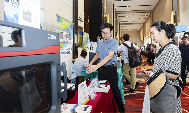 銷售總經(jīng)理為客戶展示商品，耐心答疑解惑