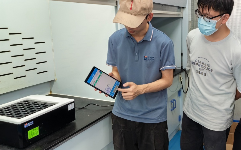 格丹納實驗員演示操作 格丹納實驗員演示操作